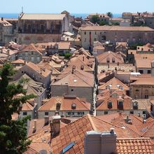 旧市街の路地を見通すこともできます