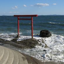 鳥居と岩