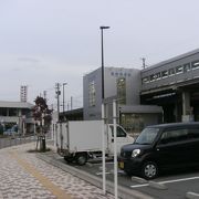 新しい高架の駅です