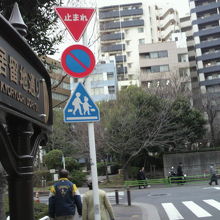 居留地通りです。奥は、築地川公園地下駐車場への道路が見えます