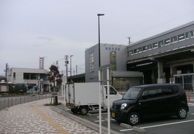 新しい高架の駅です