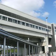 駅前には大きなロータリーと富山地方鉄道新黒部駅があります