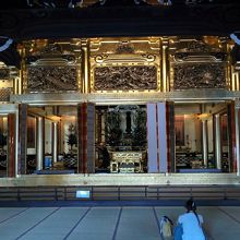 阿弥陀堂内にて