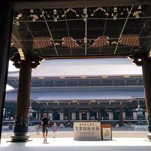 御影堂門から御影堂を望む