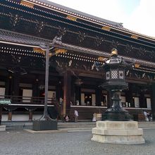 境内から御影堂を望む