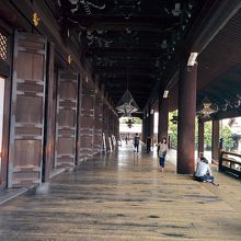 御影堂上がり通路にて