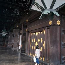 御影堂上がり通路から堂内方向を望む