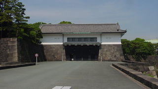 がっしりした門です