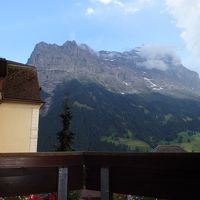 正面にはアイガーがそびえる