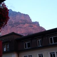 グリンデルワルト市街地側にも別の山が切り立つ