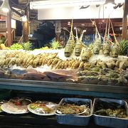 シーフード料理の屋台が多い