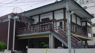 ２階建てのお寺です