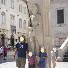 聖ブラホ教会の前に立っています