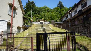 敷地に向かうゆるい石段の跡