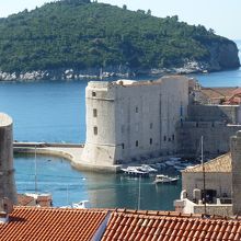 砦に囲まれた港です