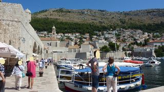 かつては交易船の港として繁栄し、現在はロクルム島などに向かう観光船の発着所になっています