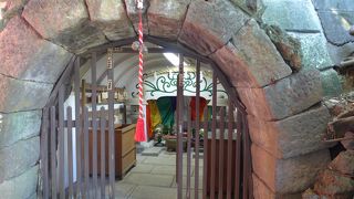 洞窟の中に弁財天が祀られていました