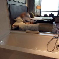 バスルームから客室…。スクリーンも下ろせます。