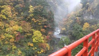 欅平駅からすぐの赤い橋
