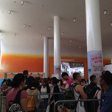 きっぷを買うのに並びます