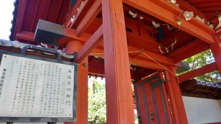 朱色に塗られた山門です