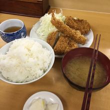 ヒレカツに海老追加