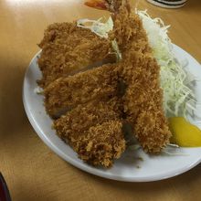 ロースカツに海老追加