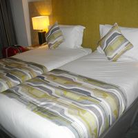 幅広の上等のベッドで車付きなので簡単に移動できます。