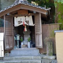 行人坂の途中にあります