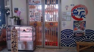 観光客相手の市場寿司