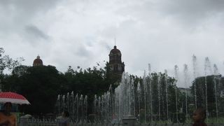 周囲にコロニアル風建物が集まる公園