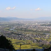 姨捨駅の山側の国道沿い、数台止められる駐車場があります。