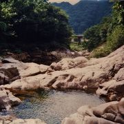 白く輝く岩盤川床の甌穴群