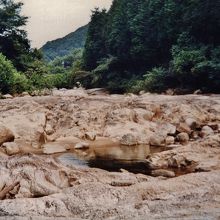 見渡す限り、川床が岩盤になっている。