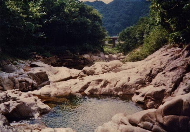 白く輝く岩盤川床の甌穴群