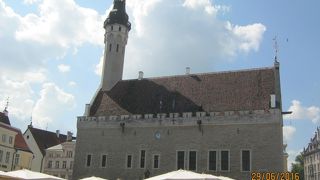 市庁舎の建物に鐘楼として建てられました。