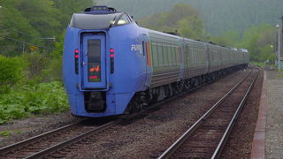 雄大な景色の中を走る