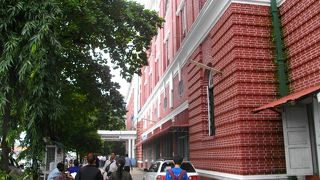 ヤンゴン川近くにある税関