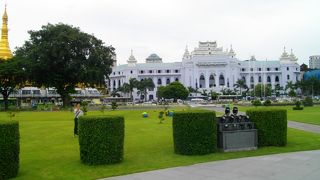 スーレー・パヤーの近く