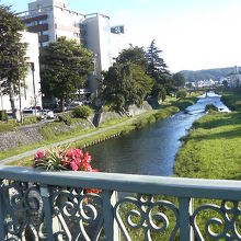 土手や川沿いは落ち着いた雰囲気です。