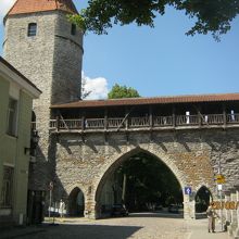 修道女の塔と城門です。