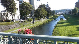 盛岡城址のそばを流れるのどかな小川