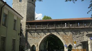 西の城壁の登り口になっています。