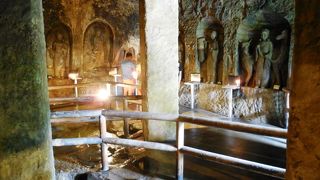 鎌倉名物洞穴寺院