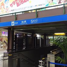 地下鉄の出入口からも出られます。