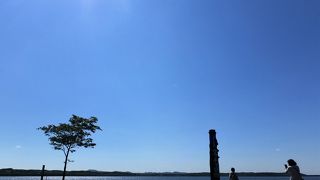 静かで綺麗な湖です