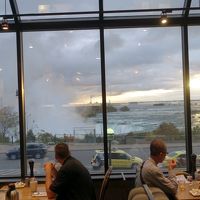 朝食ですが窓側テーブルは滝が見えます