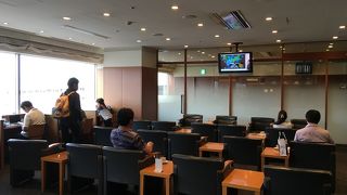 朝にはクロワッサンやデニッシュが出される