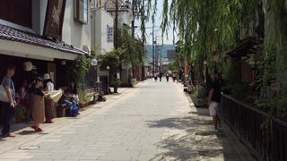 柳が印象的な町並み