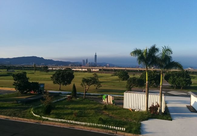 松山空港を眺める静かな公園